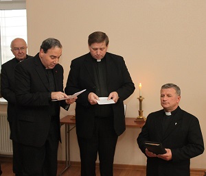 President Bugbee (front left) struggles to read a portion of the Russian-language installation of SELCU Bishop Aleksandr Yurchenko (right). Standing between them is outgoing Bishop Viktor Gräfenstein, while Dr. Norman Threinen looks on.