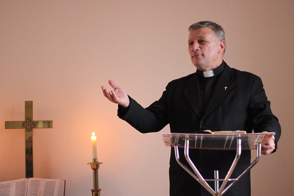 Bishop Aleksandr Yurchenko preaches at his installation service.