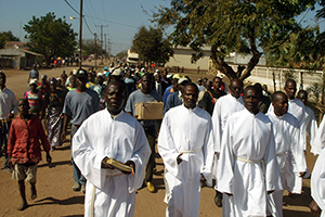 More than a thousand people march through the Vila de Sena on the way to the ordination of Mozambique’s first Lutheran pastors.